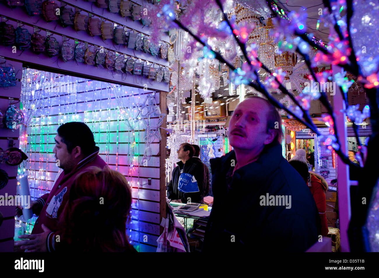 Russisch und Kasachisch Kunden kaufen verschiedene Leuchtmittel importiert aus China auf dem Barakholka Markt in Almaty, Kasachstan Stockfoto
