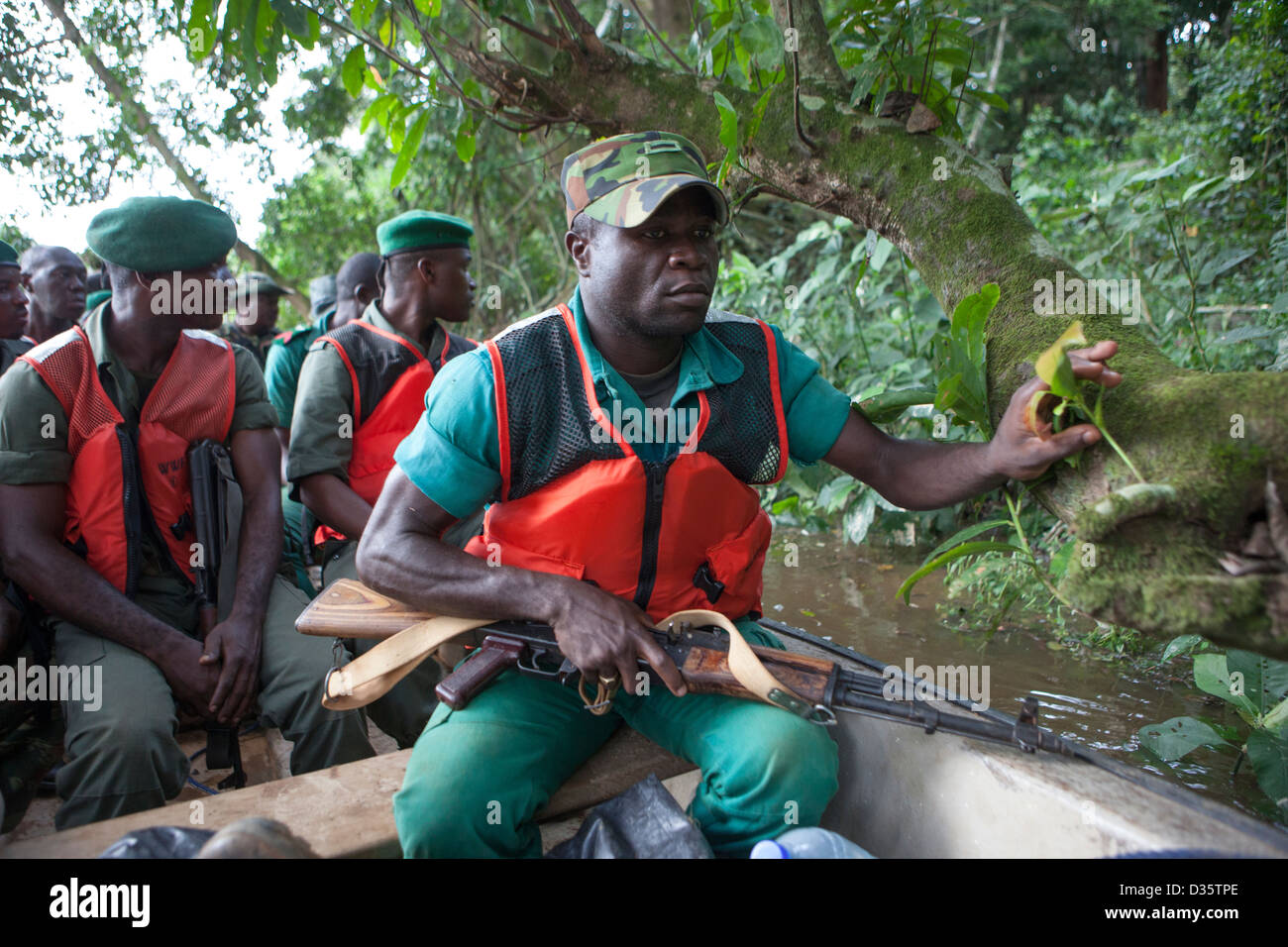 Kongo, 29. September 2012: eine Bi-nationale Gruppe von Ecoguards aus Kamerun und Gabun patrouillieren die Messok Dja-Nationalpark, auf der Suche nach Wilderern. Stockfoto