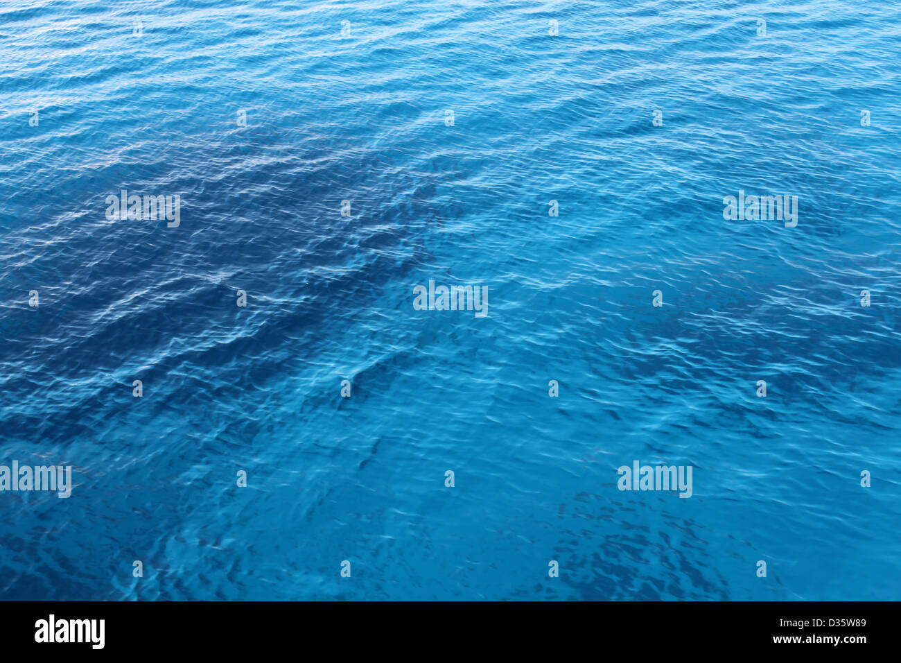 Transparente blaue Meerwasser Stockfoto