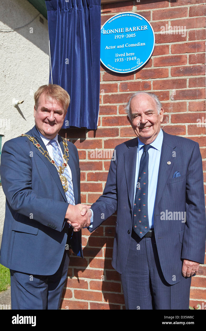 Bürgermeister Alan Armitage (L) & Mike Chew (R), Oxford Schools Association, enthüllen eine blaue Plakette auf Ronnie Barker ehemaligen Einfamilienhaus Stockfoto