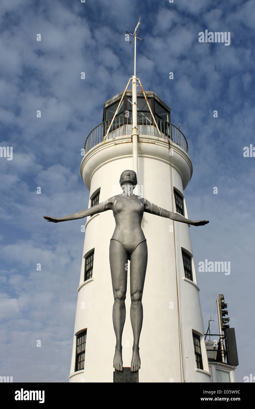 Scarborough Leuchtturm mit Tauchen Belle Skulptur im Vordergrund, England. Stockfoto