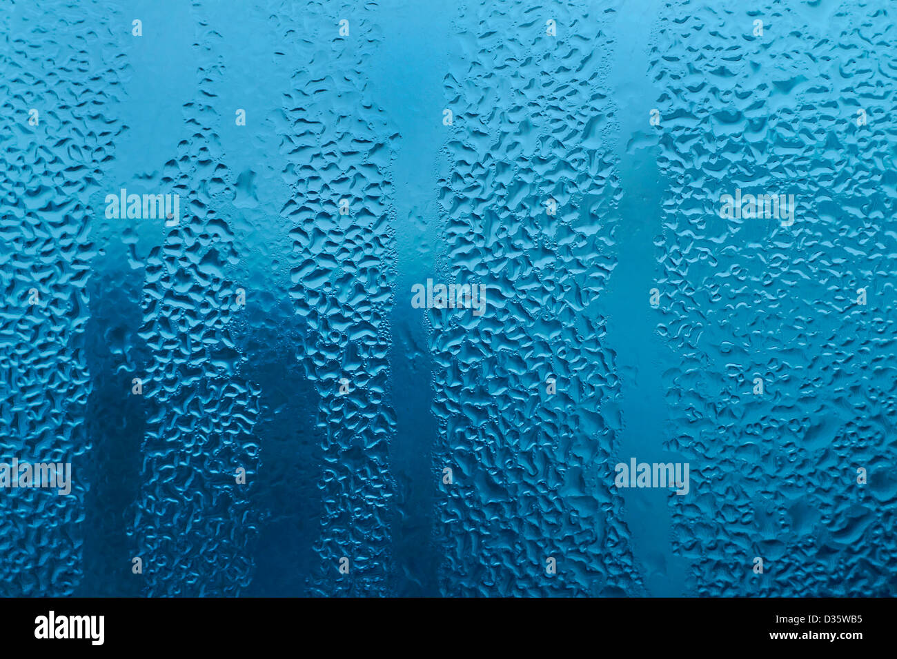 Natürliche Wasser tropft auf Glas Stockfoto