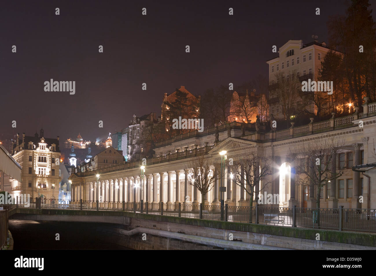 Nacht Karlovy Vary Stadtbild mit Mühlbrunnkolonnade und Fluss Tepla, Tschechische Republik. Stockfoto