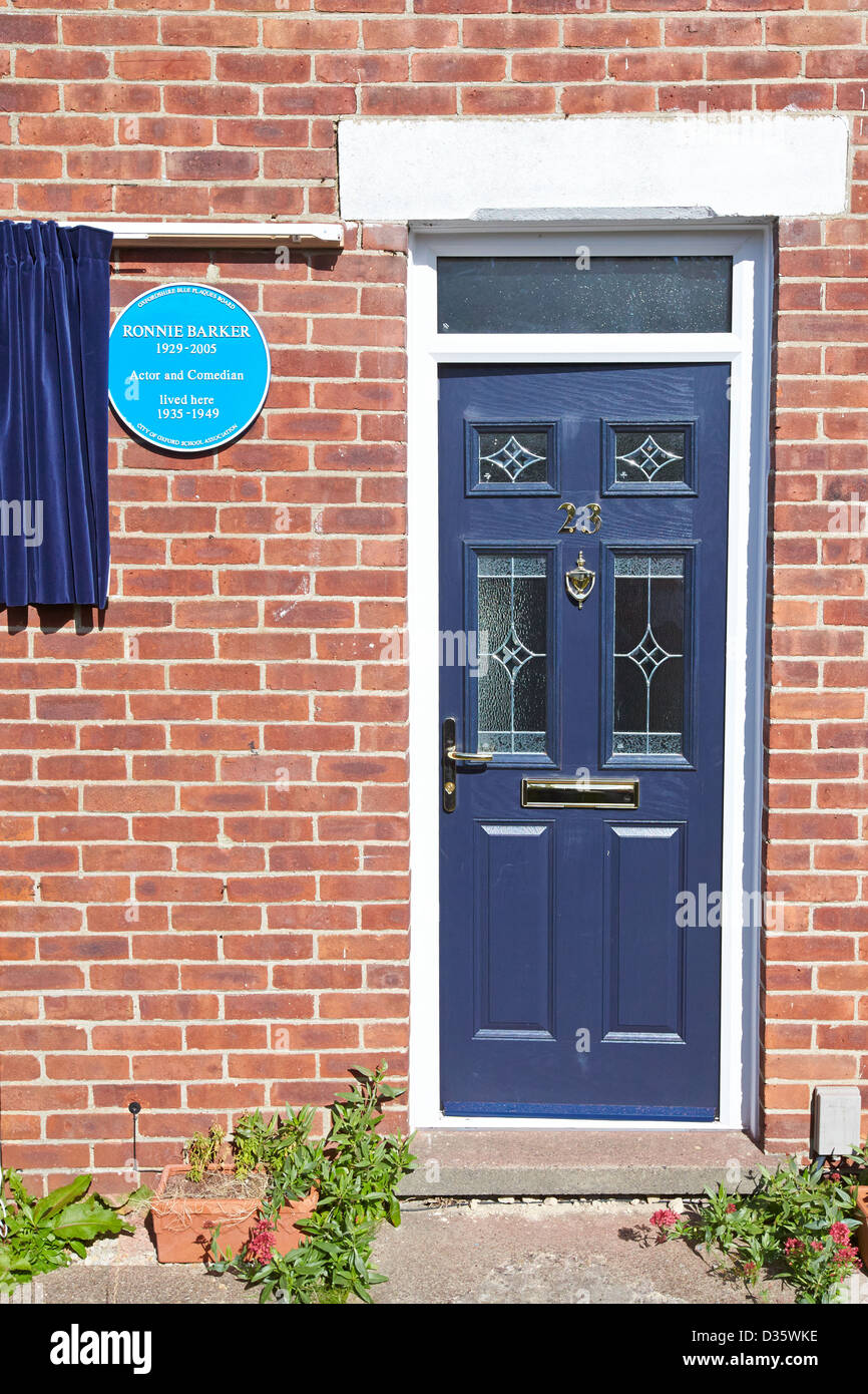 Gesamtansicht von der Enthüllung einer blauen Plakette zu Ehren von Ronnie Barker auf sein ehemaliges Elternhaus in Cowley, Oxford Stockfoto