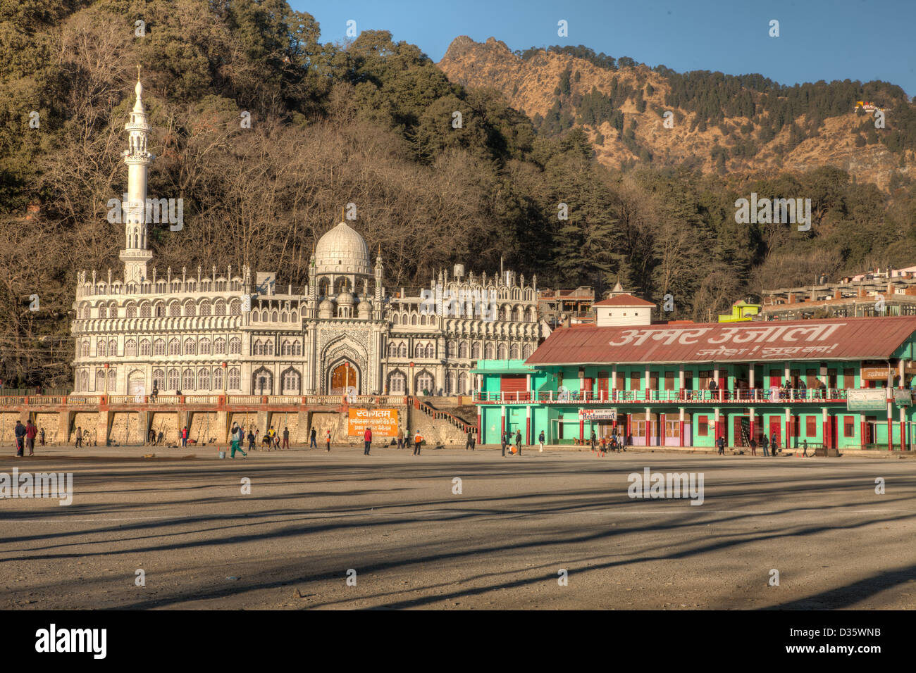 Naintal, Indien - Moschee und Sport Club Stockfoto