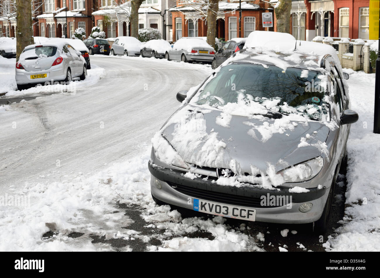 Schneebedeckte Wohn London UK street Stockfoto