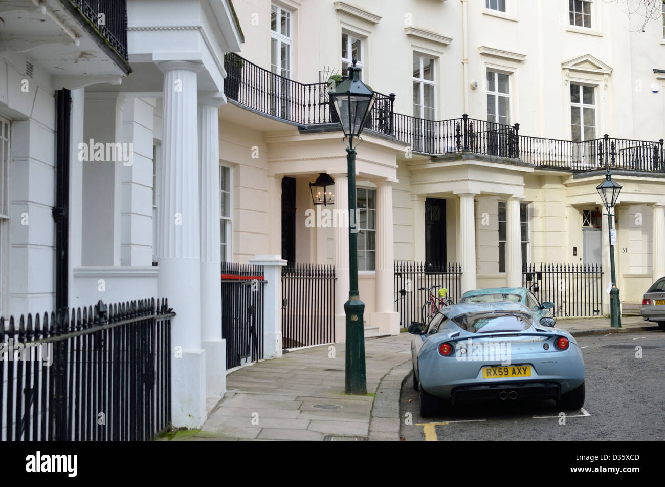Luxus-Sportwagen geparkt in Brompton Square, Knightsbridge, London, Großbritannien Stockfoto