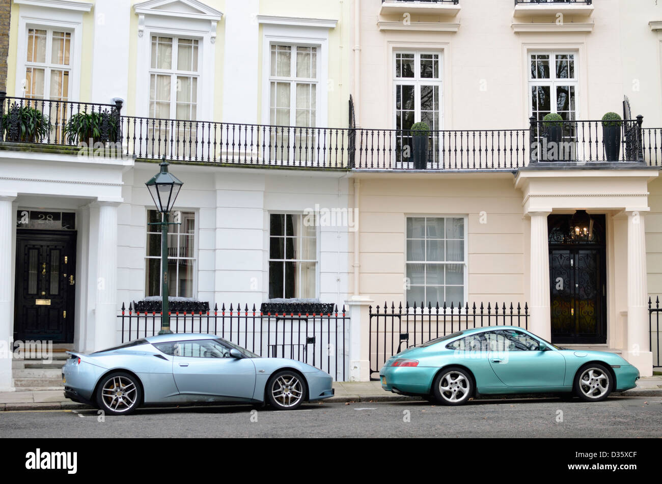 Zwei Luxus-Sportwagen geparkt in Brompton Square, Knightsbridge, London, Großbritannien Stockfoto