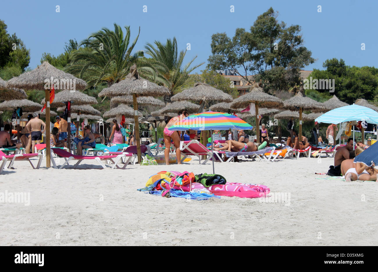 Playa de Palma, Spanien, 23. August 2012: Foto von Menschen entspannen an einem sonnigen Sommertag am Strand von Playa de Palma auf Mallorca, Stockfoto
