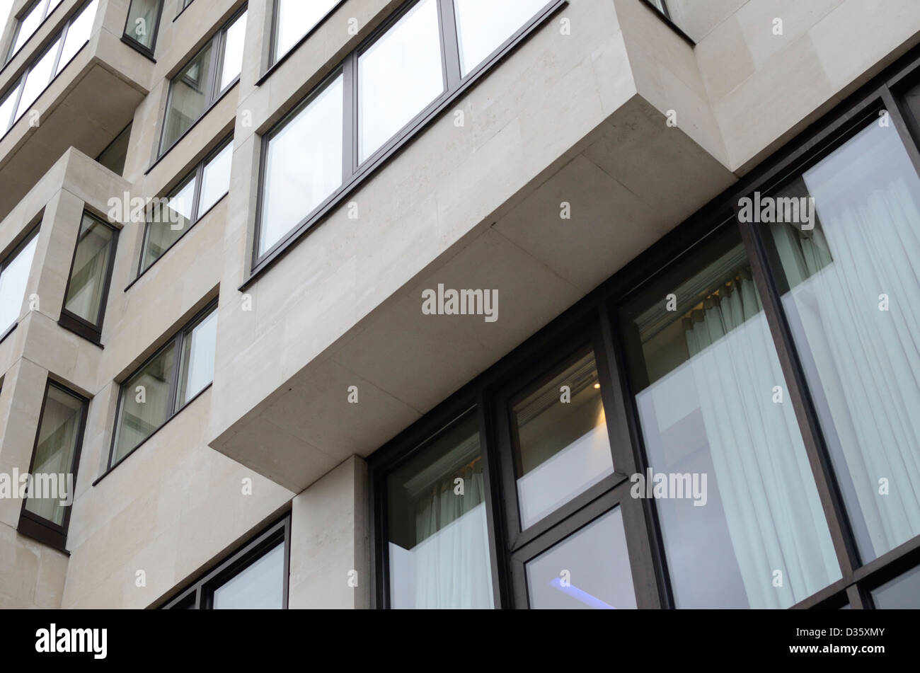 Moderne Hotelgebäude mit vorstehenden Abschnitte, London, UK Stockfoto