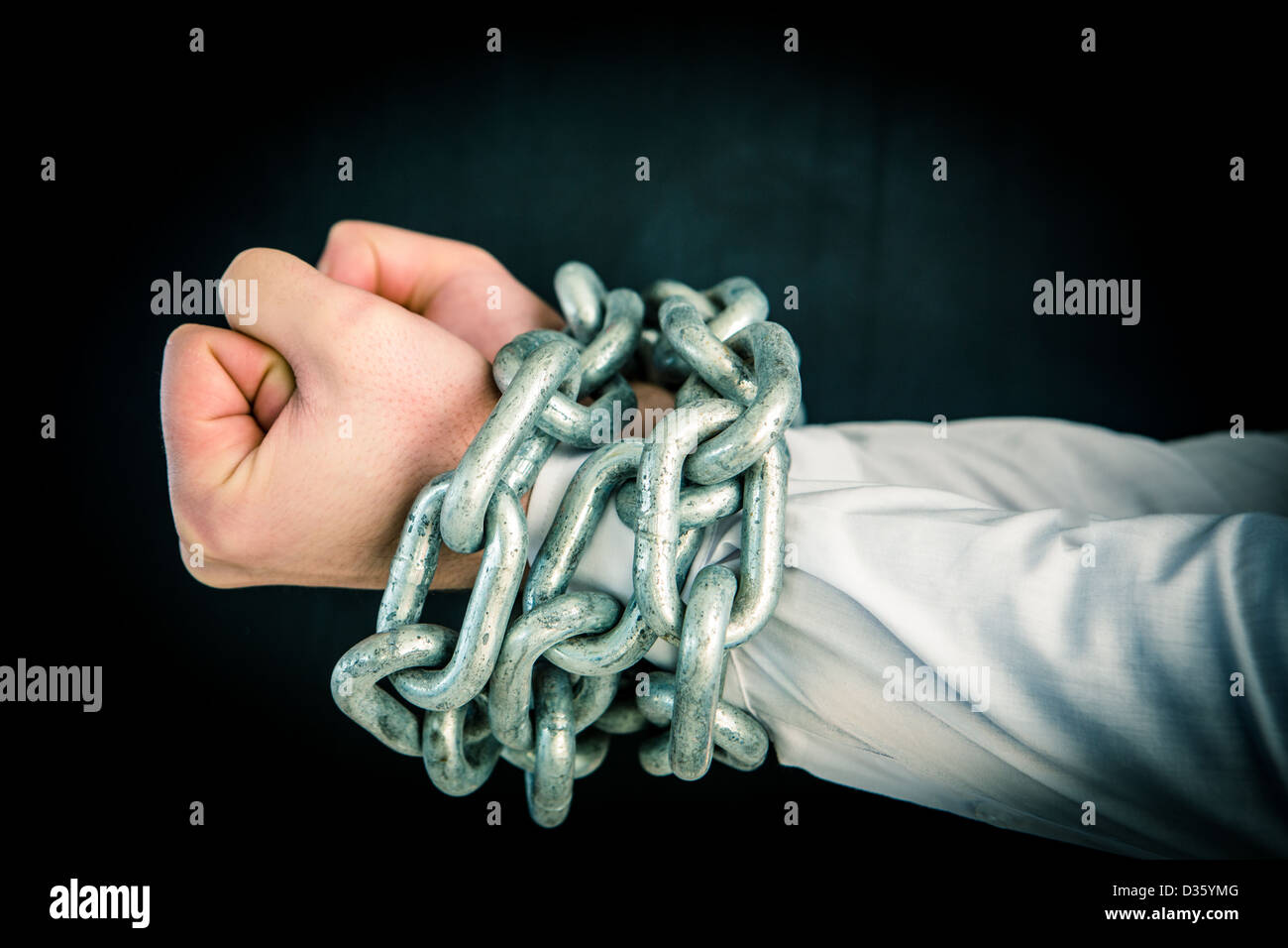 Hände in schweren Ketten gewickelt Stockfoto