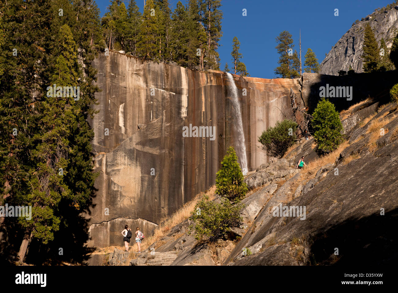 Touristen, die gerade Vernal Falls, Yosemite-Nationalpark, Kalifornien, Vereinigte Staaten von Amerika, USA Stockfoto