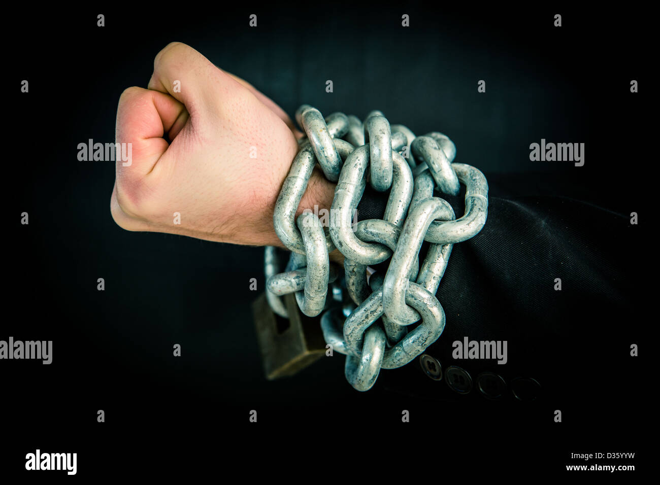 Hand, eingehüllt in Kette und Schloss Stockfoto