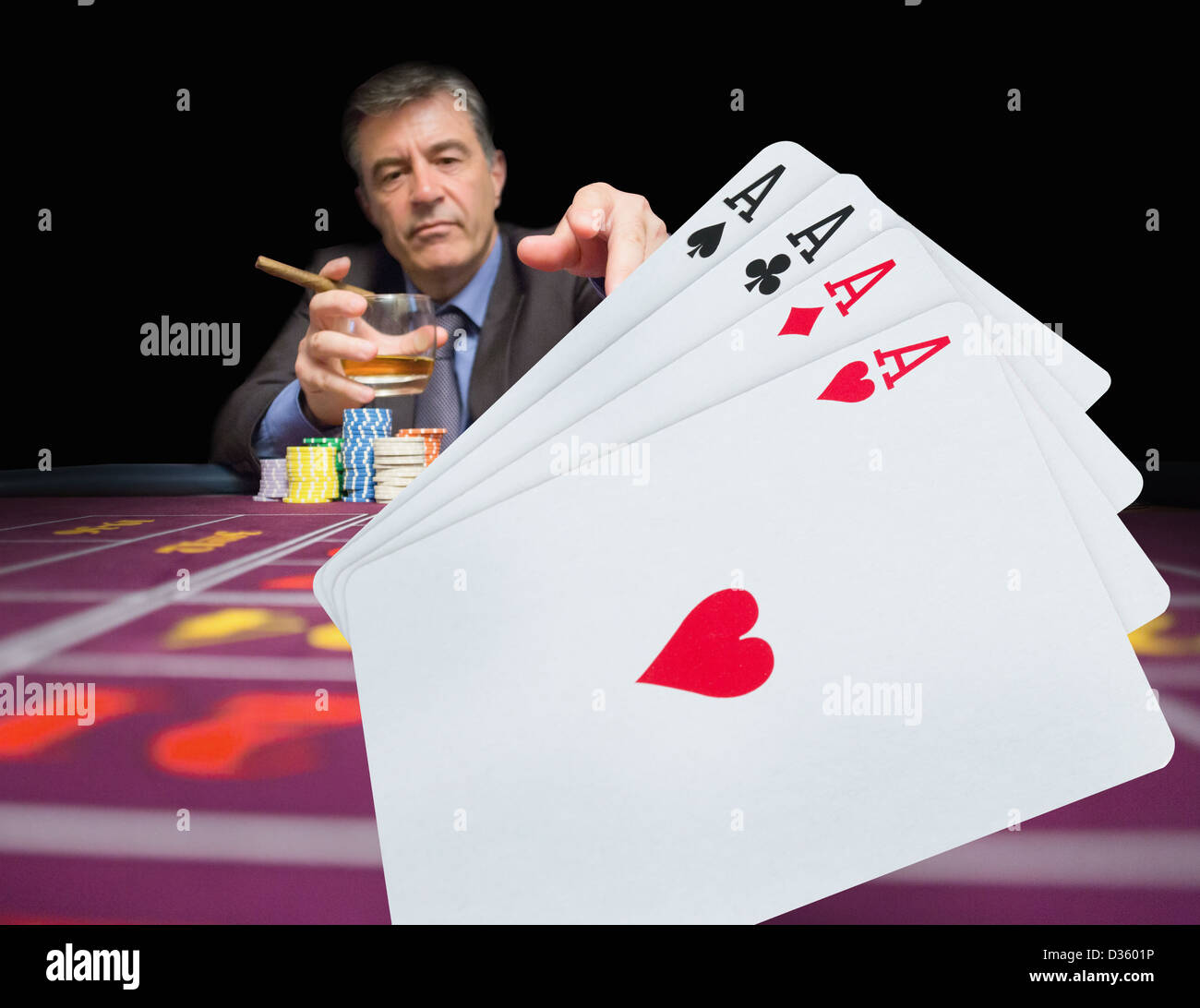 Spieler halten Whisky am Pokertisch mit digitalen Hand von Karten im Vordergrund Stockfoto