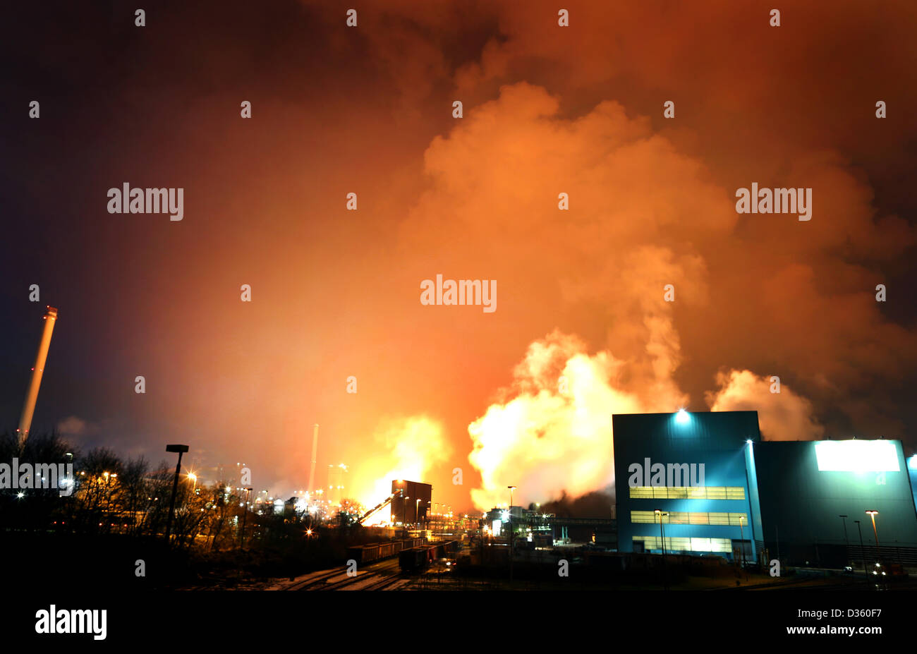 Der Himmel wird während ein Klopfen an der Eisen- und Stahlwerk HKM (Hüttenwerk Krupp Mannesmann) in Duisburg, Deutschland, 9. Februar 2013 crimson. ThyssenKrupp hält 50 % des Unternehmens. Am 8. Februar 2013 kündigte der DAX-Konzern, um 2000 Arbeitsplätze innerhalb der Stahlbranche zu schneiden. Weitere möglicherweise 1800 Arbeitsplätze verloren durch Verkäufe. Die Maßnahmen sollen bis zum Geschäftsjahr 2014/2015 umgesetzt werden. Foto: Martin Gerten Stockfoto