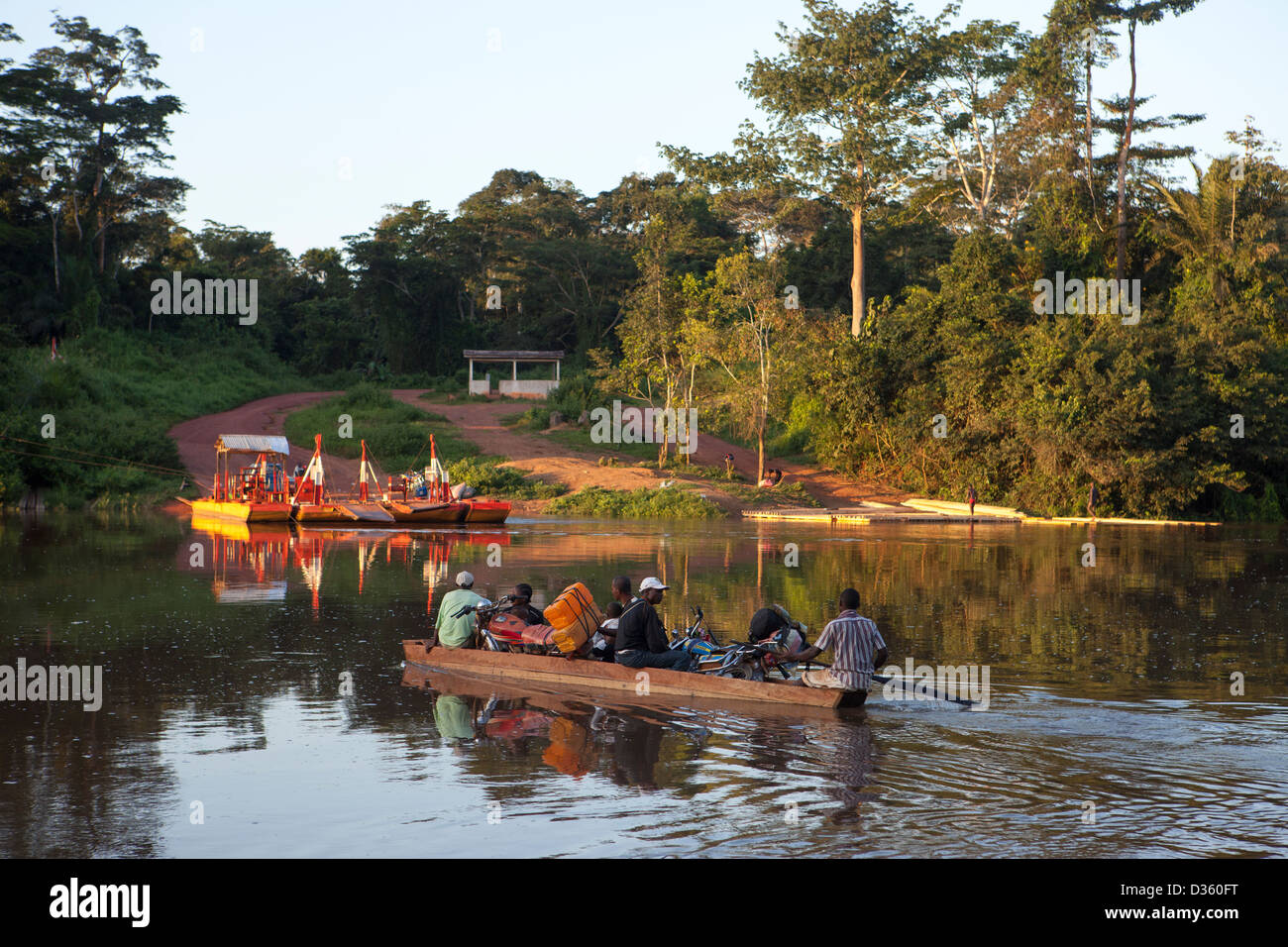 Kongo, 26. September 2012: ein kleine Kanu-Taxi-Service bringt Motorräder und Passagiere über diesen Fluss. Stockfoto