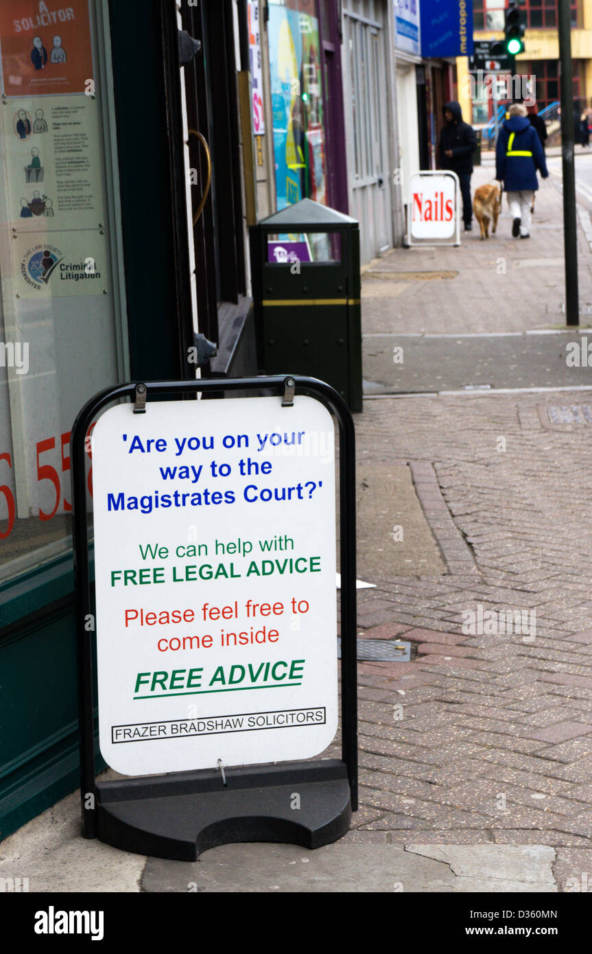 "Bist du auf dem Weg zu den Magistrates Court?" Zeichen außerhalb Anwälte Büros auf dem Weg zum lokalen Gerichten. Stockfoto