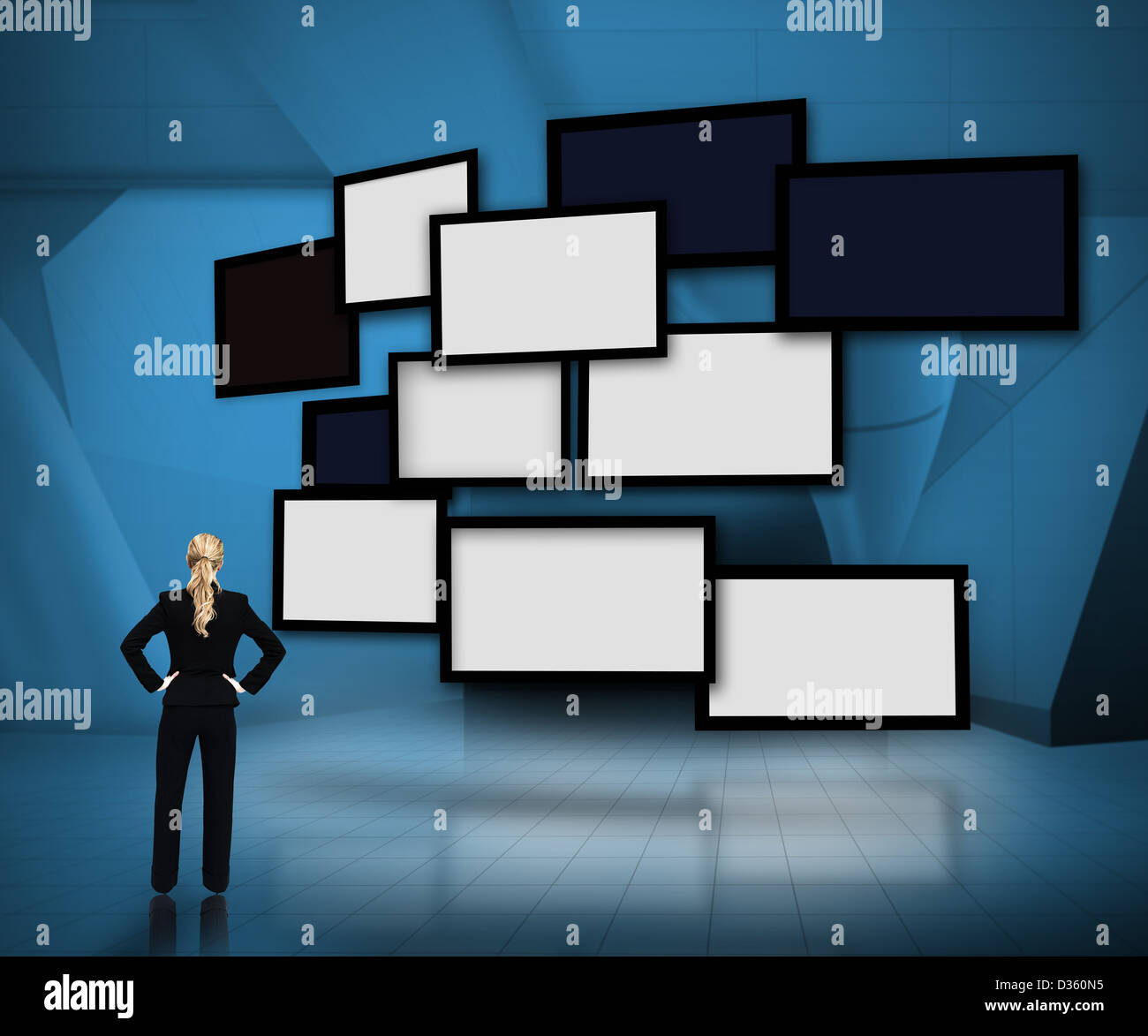 Gruppe der leere Bildschirme auf blauem Hintergrund mit Geschäftsfrau nachschlagen Stockfoto