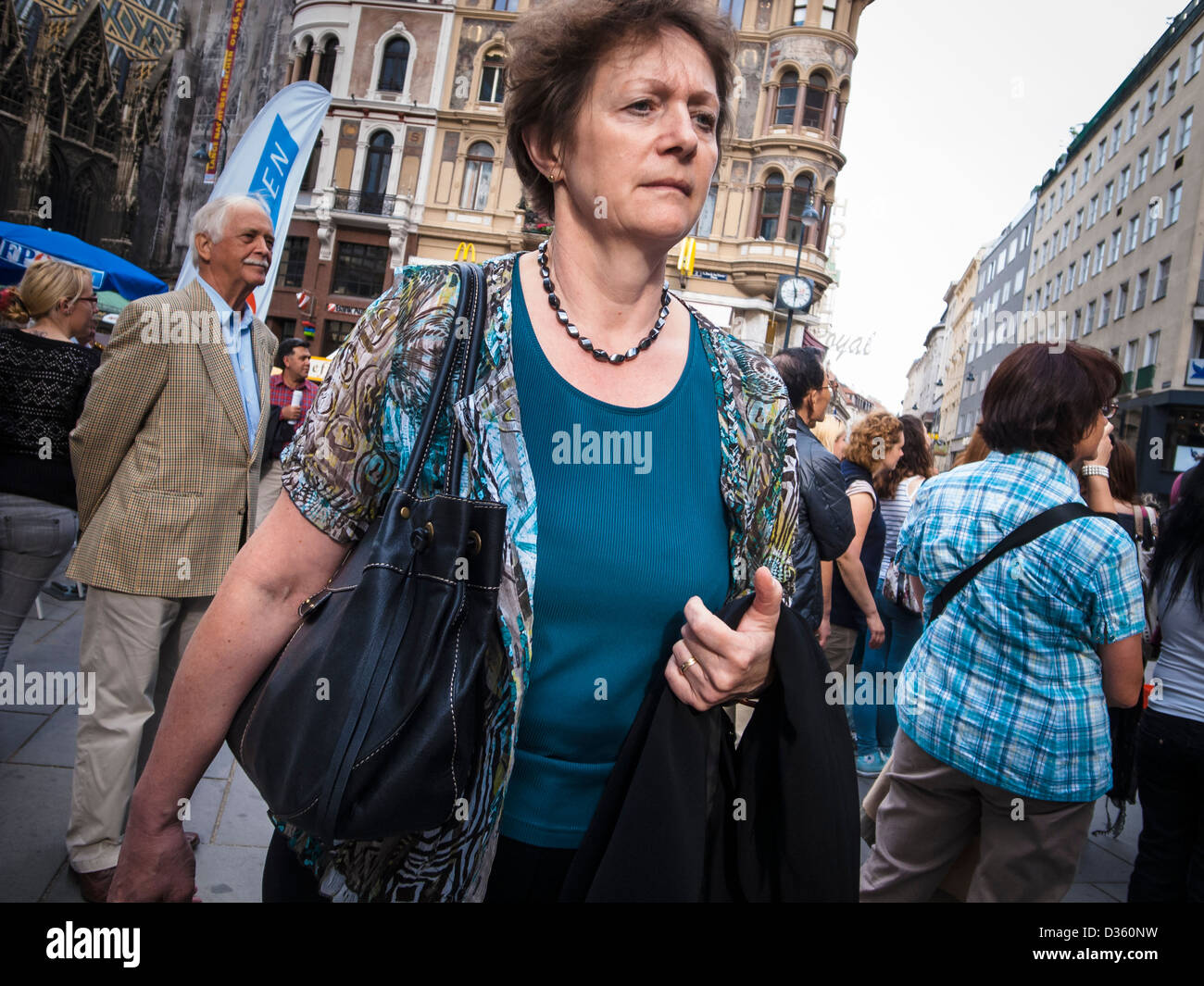 Frau mit Tasche im alten Wien Stockfoto