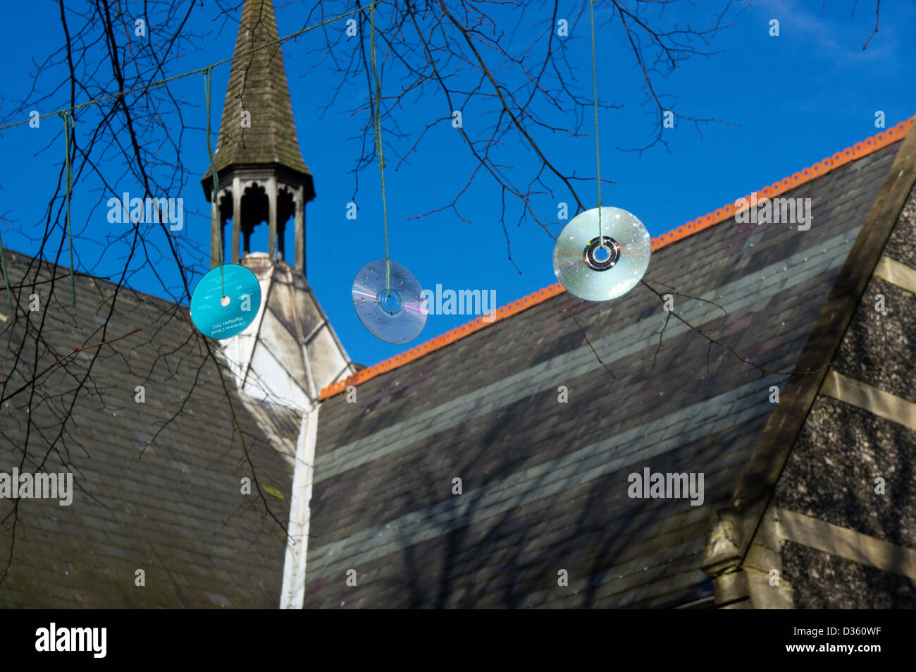 Alte CDs vom Baum vor Kirche aufgereiht, als Dekoration, Licht für Kirche-Jahr-Feier zu fangen. Stockfoto