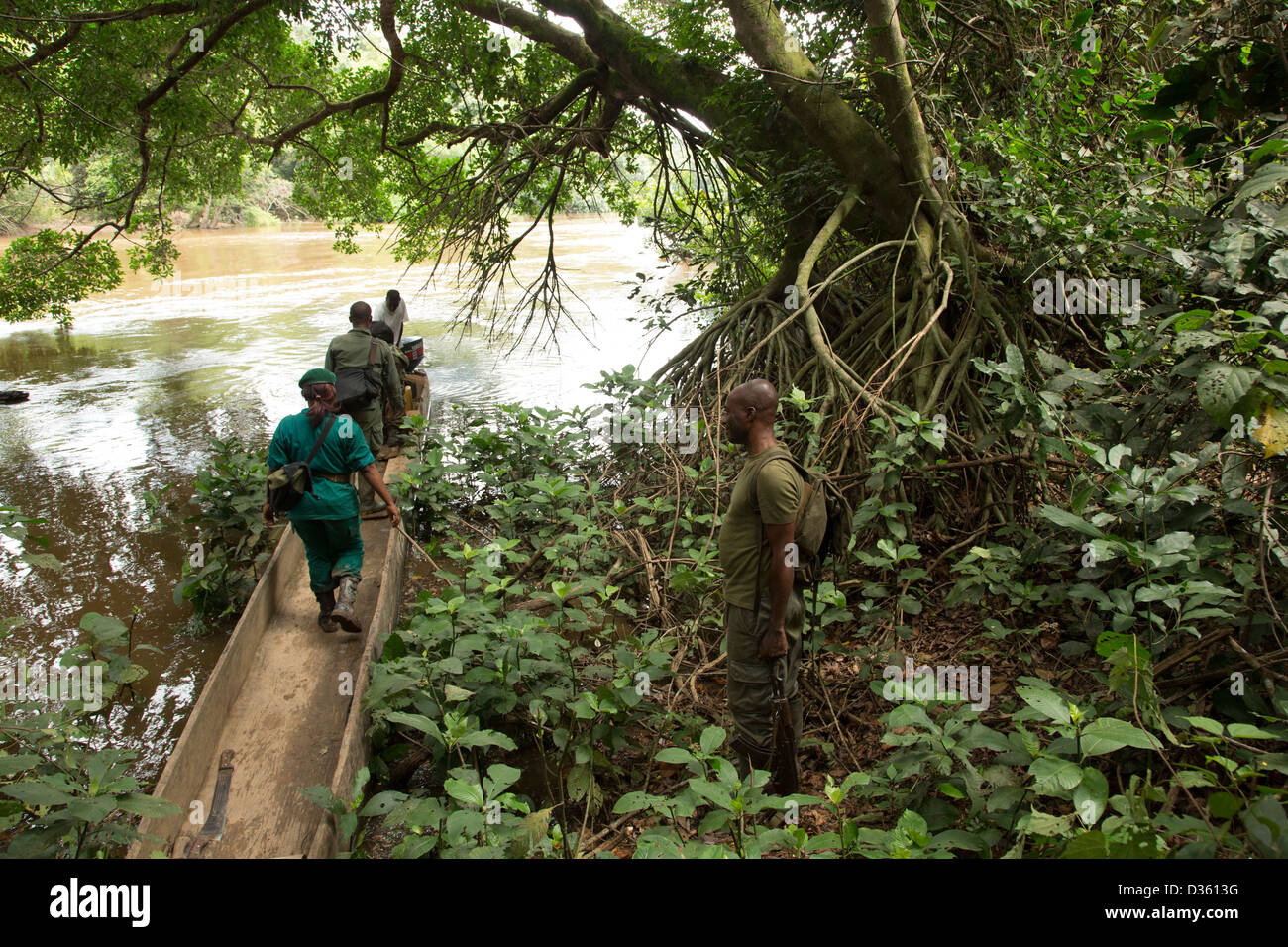 Kongo, 29. September 2012: eine Bi-nationale Gruppe von Ecoguards aus Kamerun und Gabun patrouillieren die Messok Dja-Nationalpark, auf der Suche nach Wilderern. Stockfoto