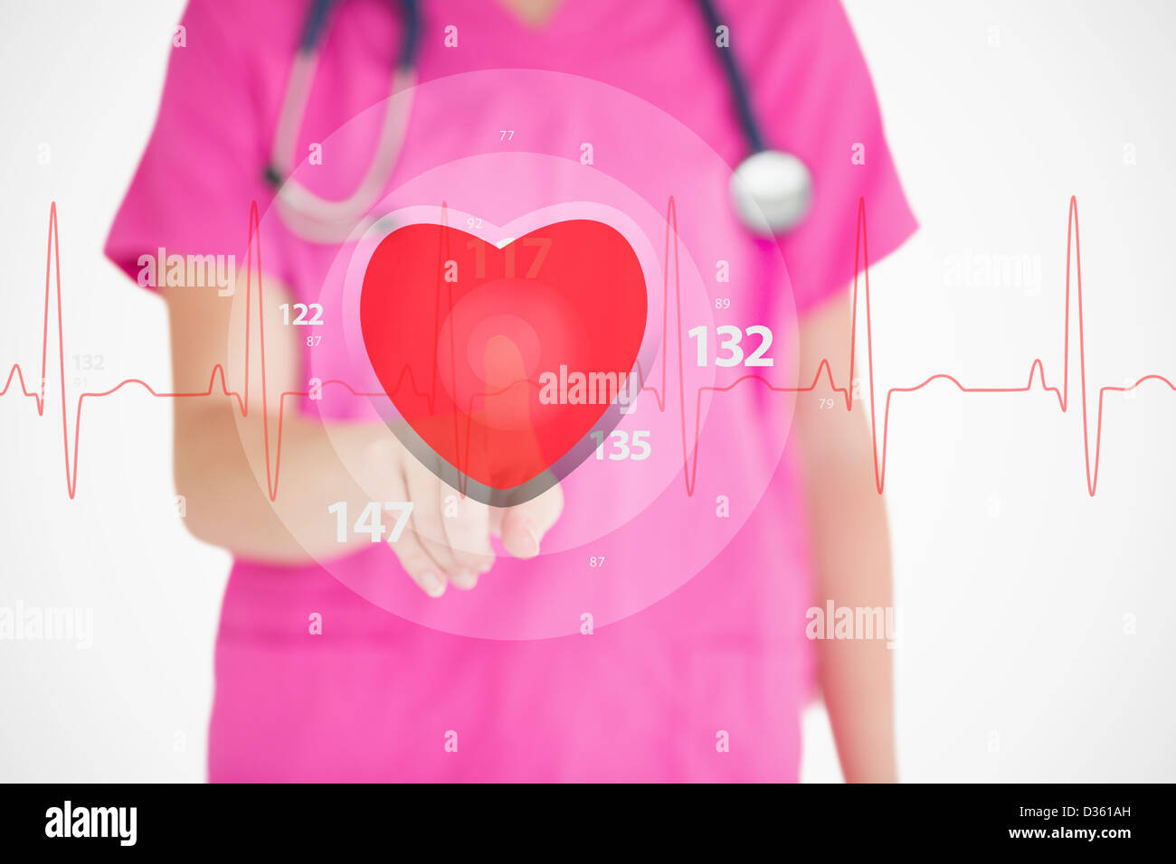 Krankenschwester in rosa scheuert sich berühren ECG-Grat mit Herz-Grafik Stockfoto