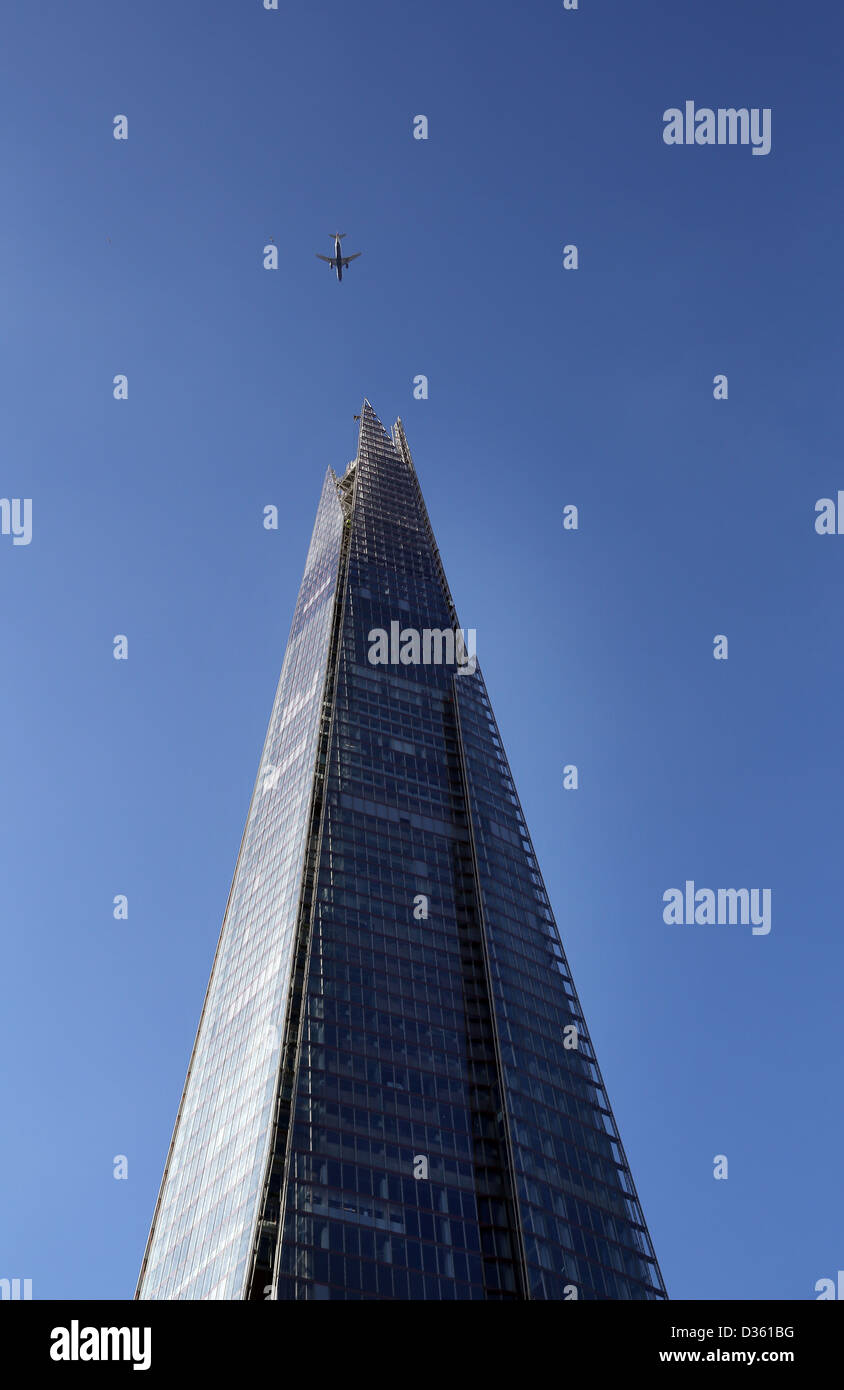 Das Shard Gebäude Europas höchste Gebäude an sonnigen Tag mit Flugzeugen fliegen overhead. Stockfoto