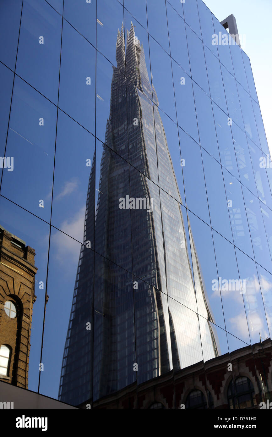 Das Shard Gebäude Europas höchste Gebäude an sonnigen Tag mit Flugzeugen fliegen overhead. Stockfoto