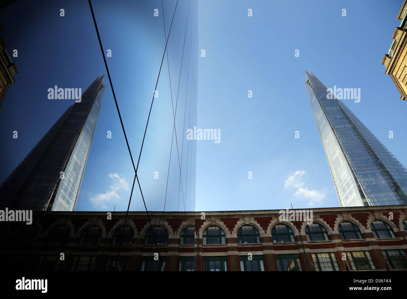 Das Shard Gebäude Europas höchste Gebäude an sonnigen Tag mit Flugzeugen fliegen overhead. Stockfoto