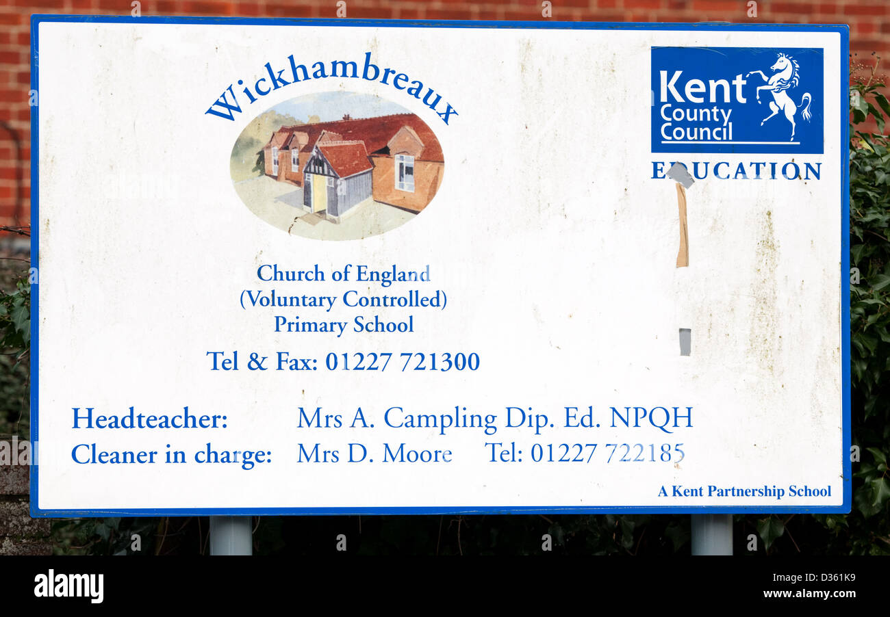 Schule-Zeichen an der Wickhambreaux Kirche von England (freiwillige gesteuert) Grundschule, Wickhambreaux, Kent, England, UK Stockfoto