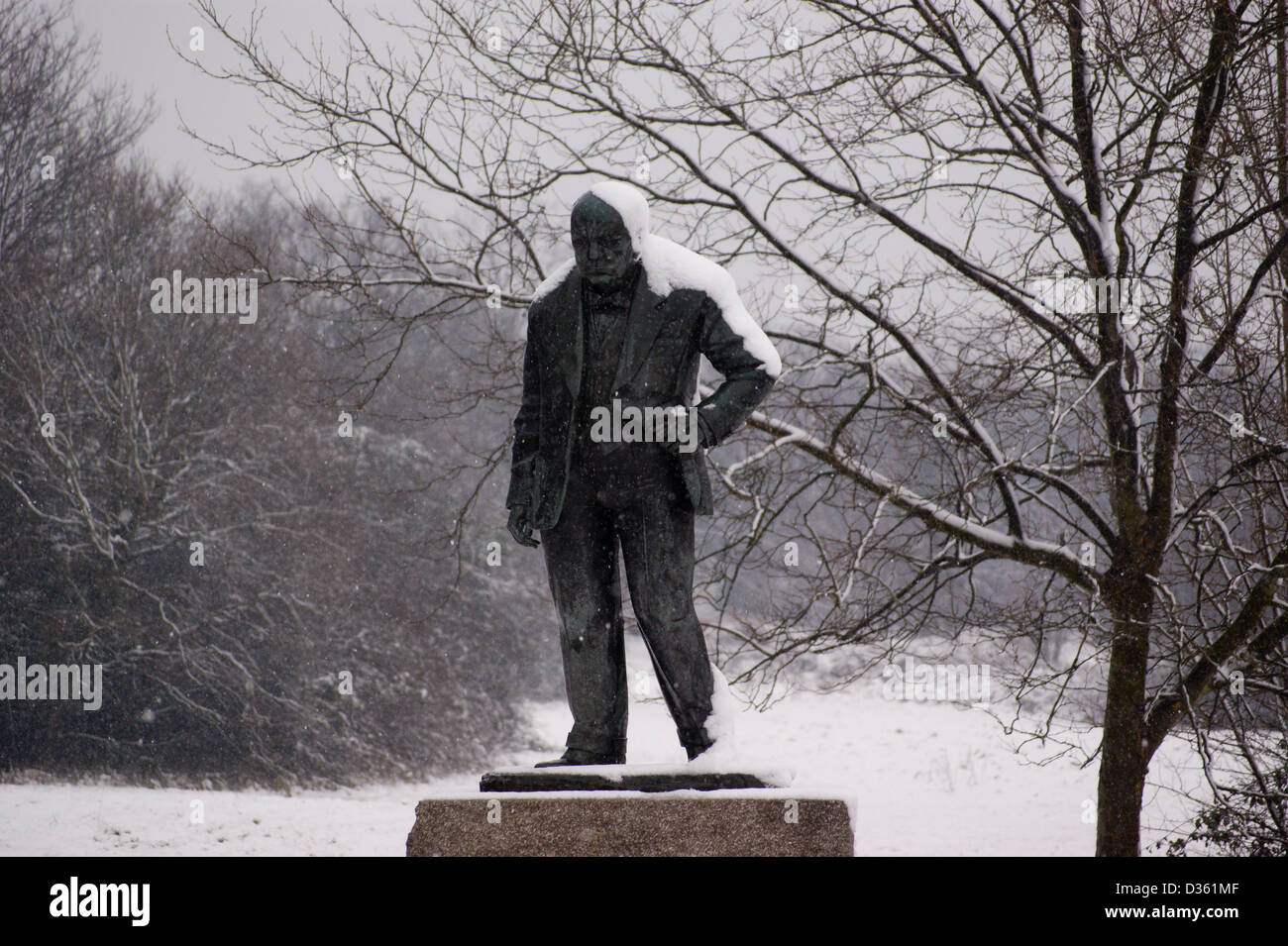 Über Nacht Schnee bedeckt die 1959-Statue von David McFall RA (1911-1988) von Sir Winston Churchill (1874-1965), ehemaliger Premierminister von Großbritannien, in Woodford Green, Essex, am Rande des Epping Forest. Stockfoto