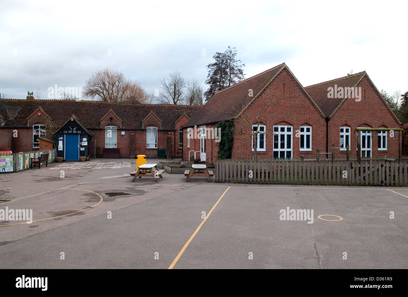Gesamtansicht der Wickhambreaux Kirche von England (freiwillige gesteuert) Grundschule in Wickhambreaux, Canterbury, Kent, UK Stockfoto