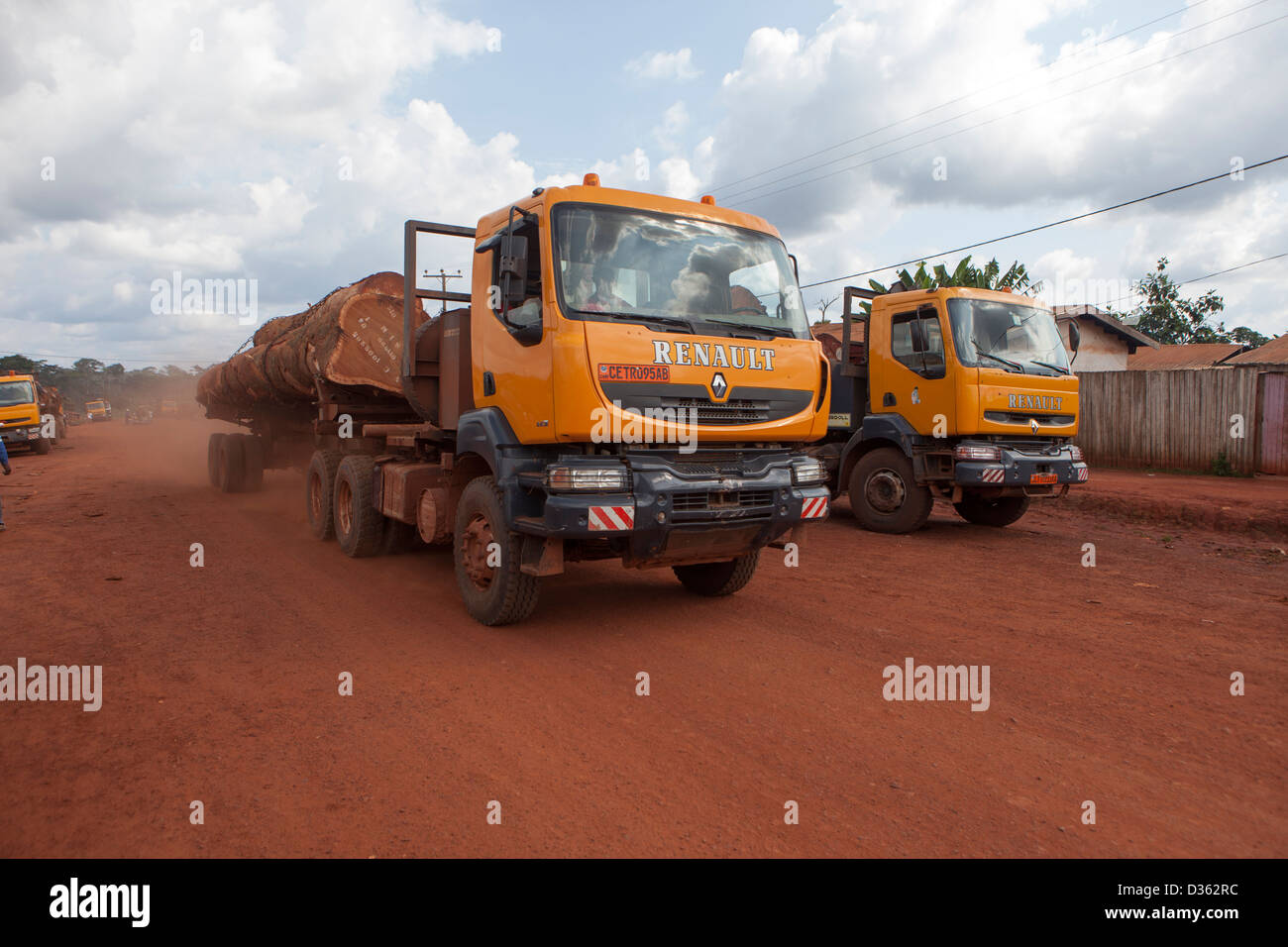 Kamerun, 2. Oktober 2012: ein Logging Truck tragen hochwertige Hartholz lässt sich durch eine Kleinstadt in den Wald. Stockfoto