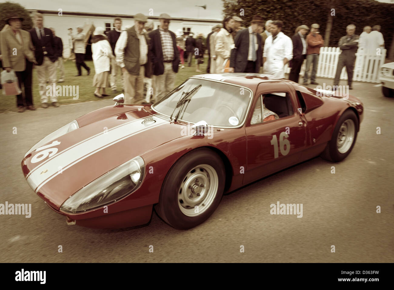 Irvine Laidlaw nimmt die 1965 Porsche 904/6 Carrera GTS sammeln Fahrerlager 2012 Goodwood Revival, Sussex, UK. Stockfoto