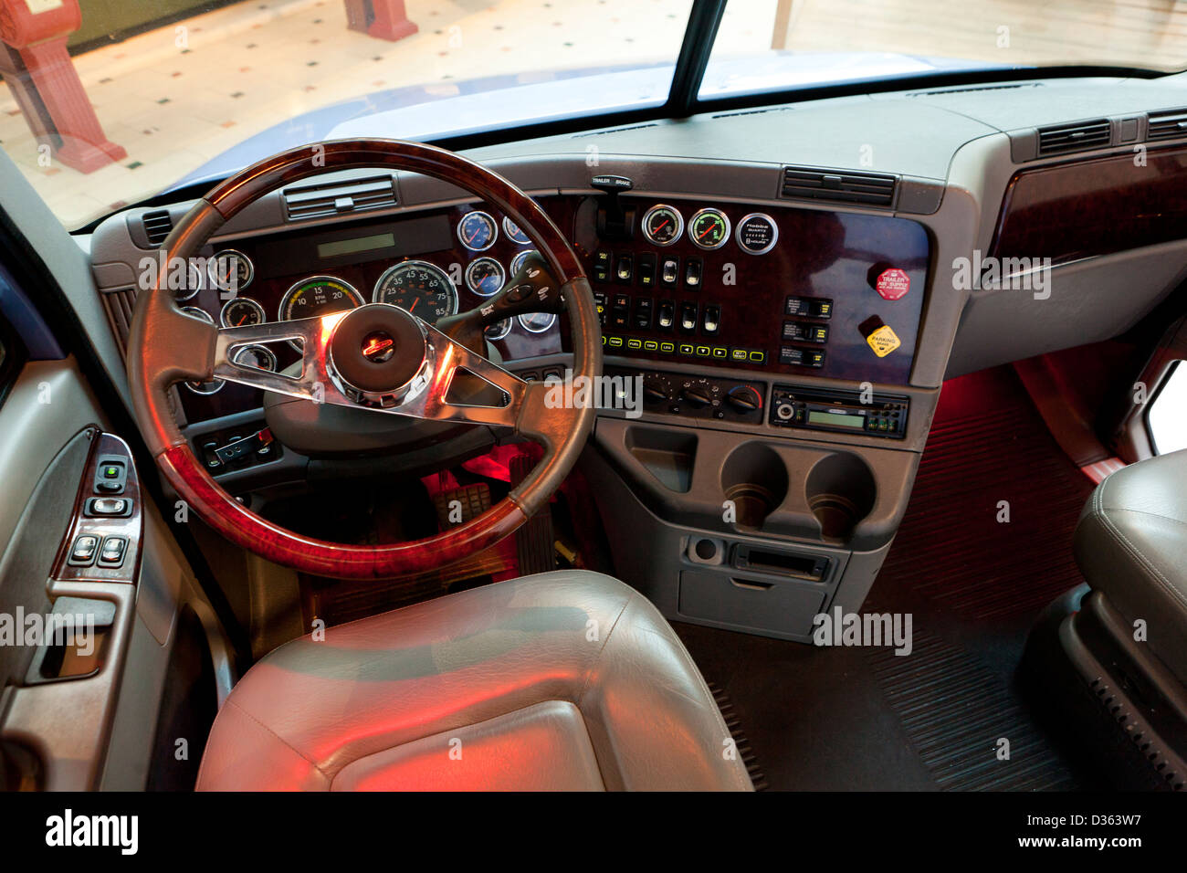 Fahrersitz von Traktoranhänger - USA Stockfoto