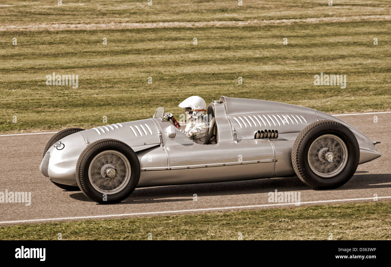 1938 Auto Union Silber Pfeile Typ D Rennfahrer an der 2012 beim Goodwood Revival Meeting, Sussex, UK. Stockfoto