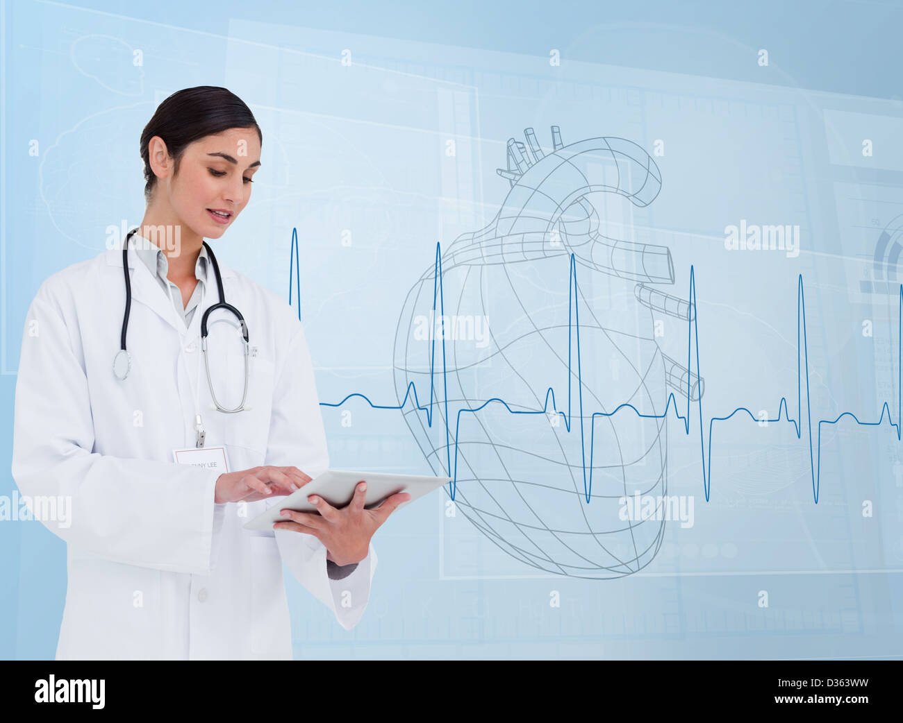 Fröhliche Kardiologe mit einem TabletPC Stockfoto