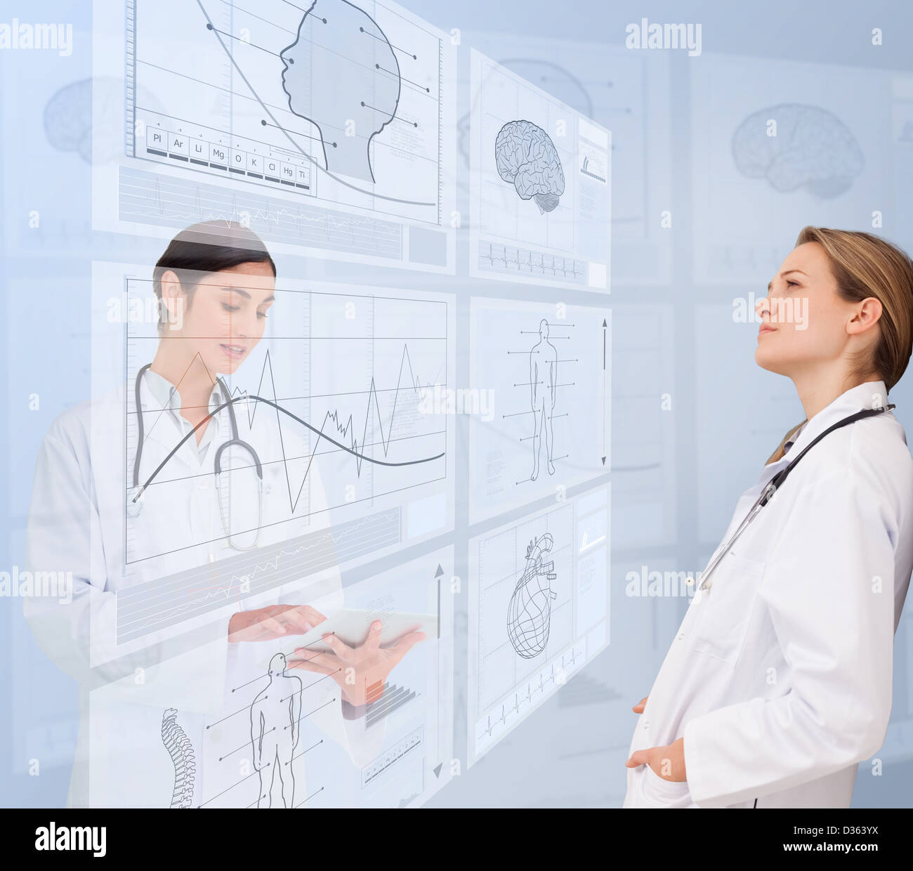 Ärztinnen mit futuristischen Schnittstellen Stockfoto