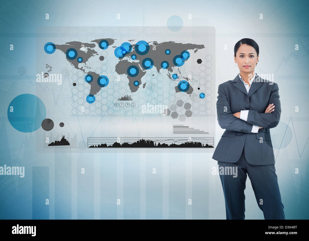 Ernsthafte Geschäftsfrau stehend mit einer digitalen Weltkarte Stockfoto