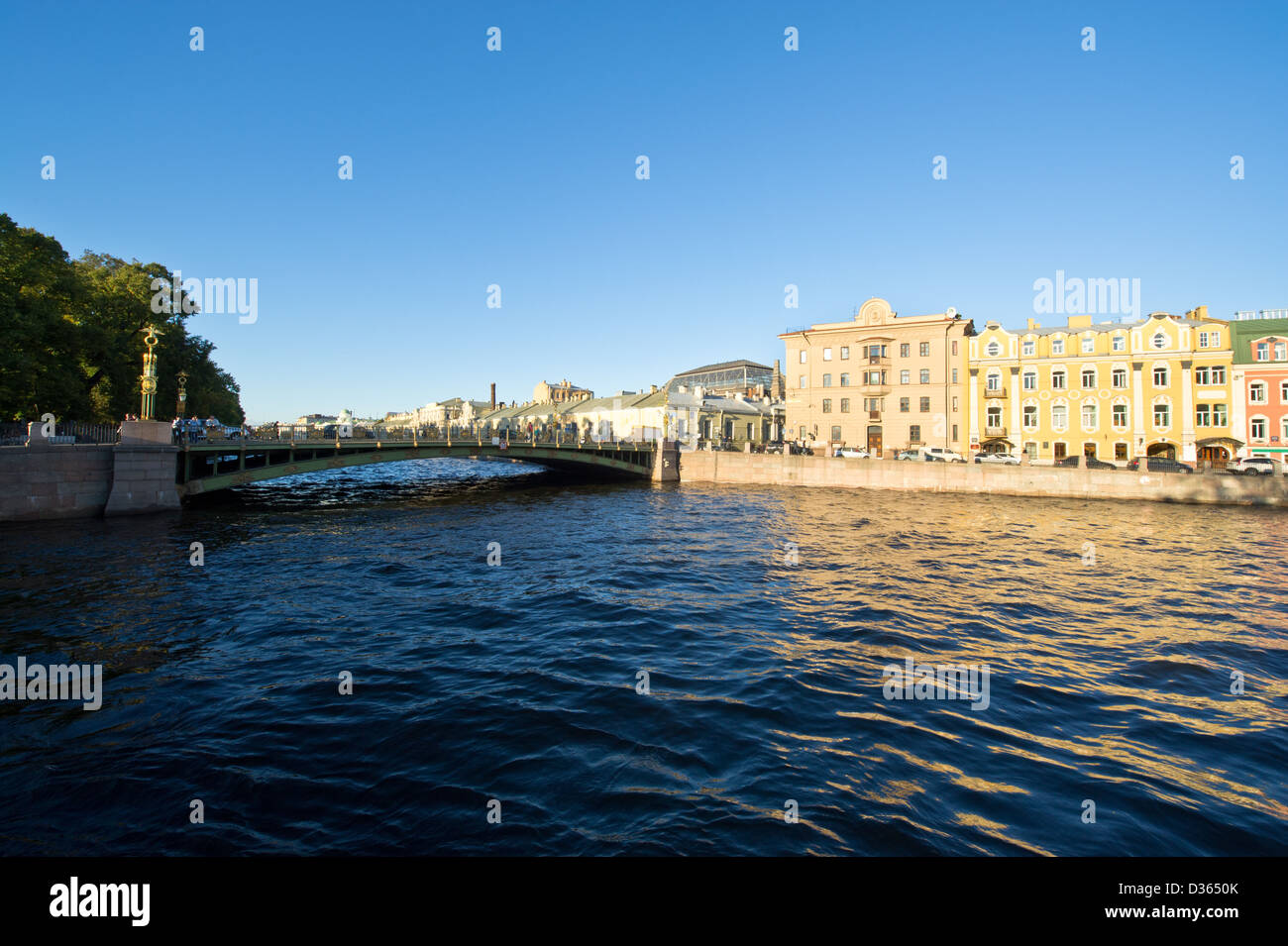 Russland, Sankt-Petersburg, Kanal in der Nähe der Gebäude-Ermitage-Museums Stockfoto