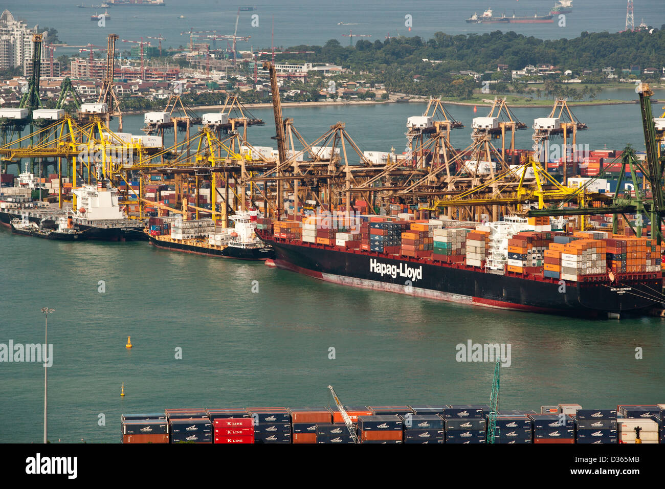 Ein erhöhter Blick zeigt Schiffe beladen mit Containern in einem Container-Hafen in Singapur Stockfoto