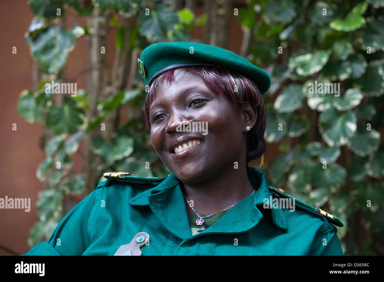 Kamerun, 3. Oktober 2012: Maria, eine Öko-Wache wurde von Wilderern angegriffen und schwer verwundet, weil sie unbewaffnet war.  Sie hat nun nach mehreren Monaten im Krankenhaus erholt und ist wieder bei der Arbeit. Stockfoto