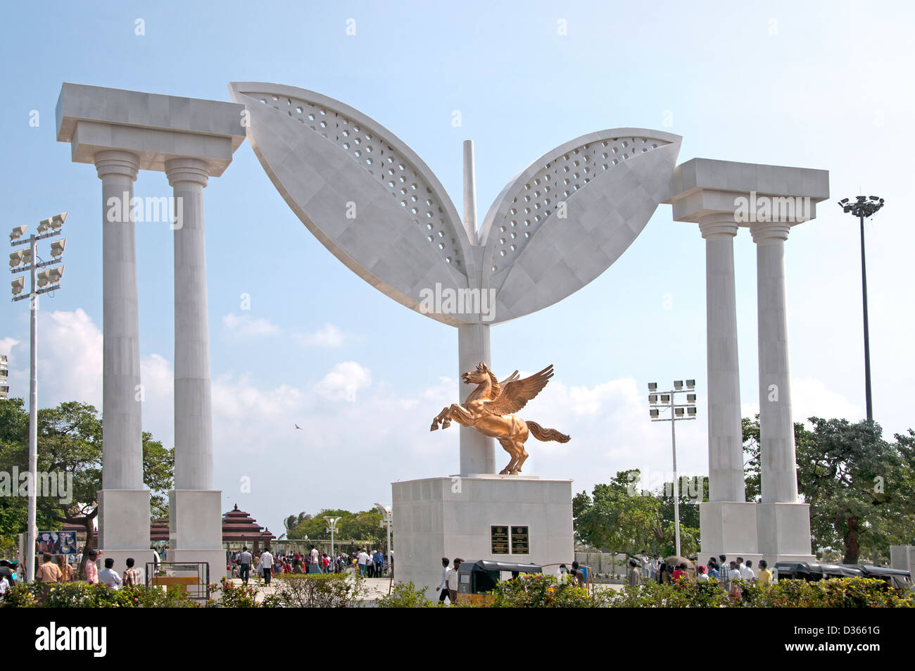 Denkmal der Hauptminister M G Ramachandran mit ein übergroßes zwei Blätter Symbol der AIADMK Chennai Madras Indien Tamil Nadu Stockfoto
