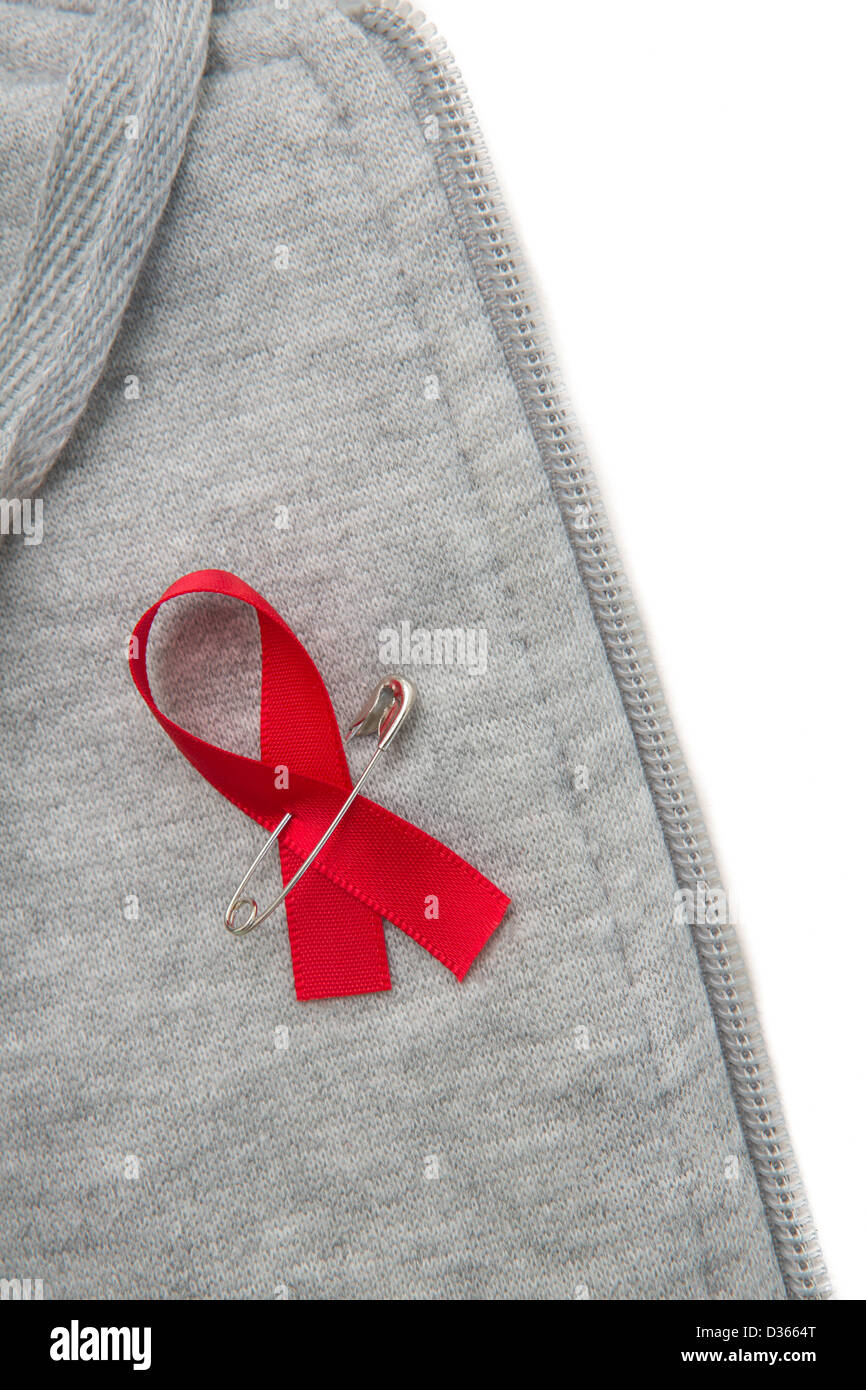 AIDS-Schleife angeheftet auf grau hoodie Stockfoto