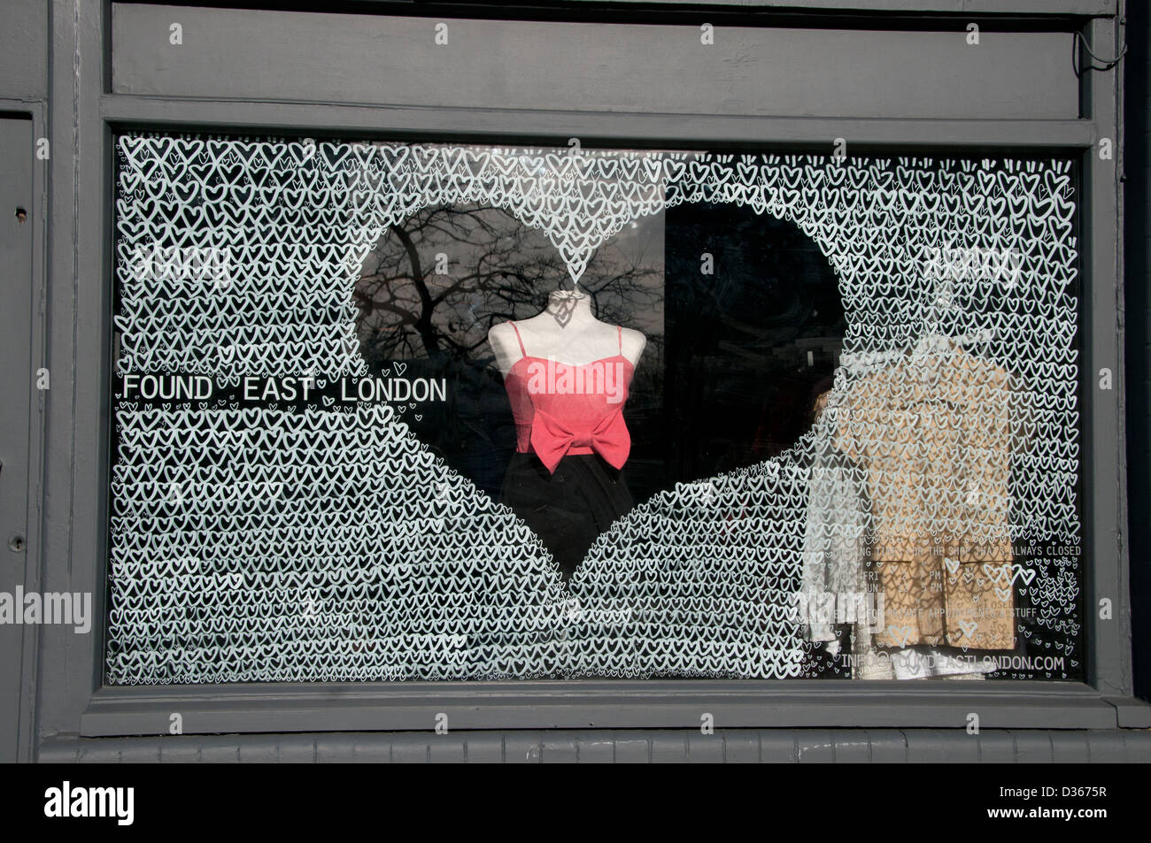 Gefunden. Second-Hand-Kleidung-Shop. Hackney Road. London. Schaufenster mit Liebe Herz Dekoration für Valentinstag Stockfoto