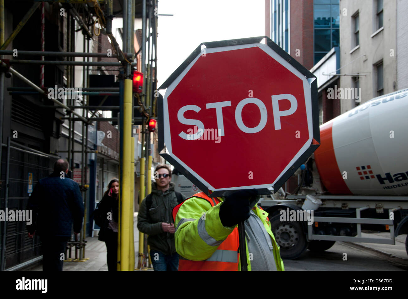 Bauarbeiten, Soho, London. Mann mit Stop-Schild Stockfoto