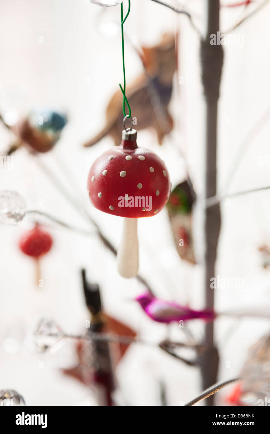 Christbaumschmuck auf moderner Weihnachtsbaum Stockfoto