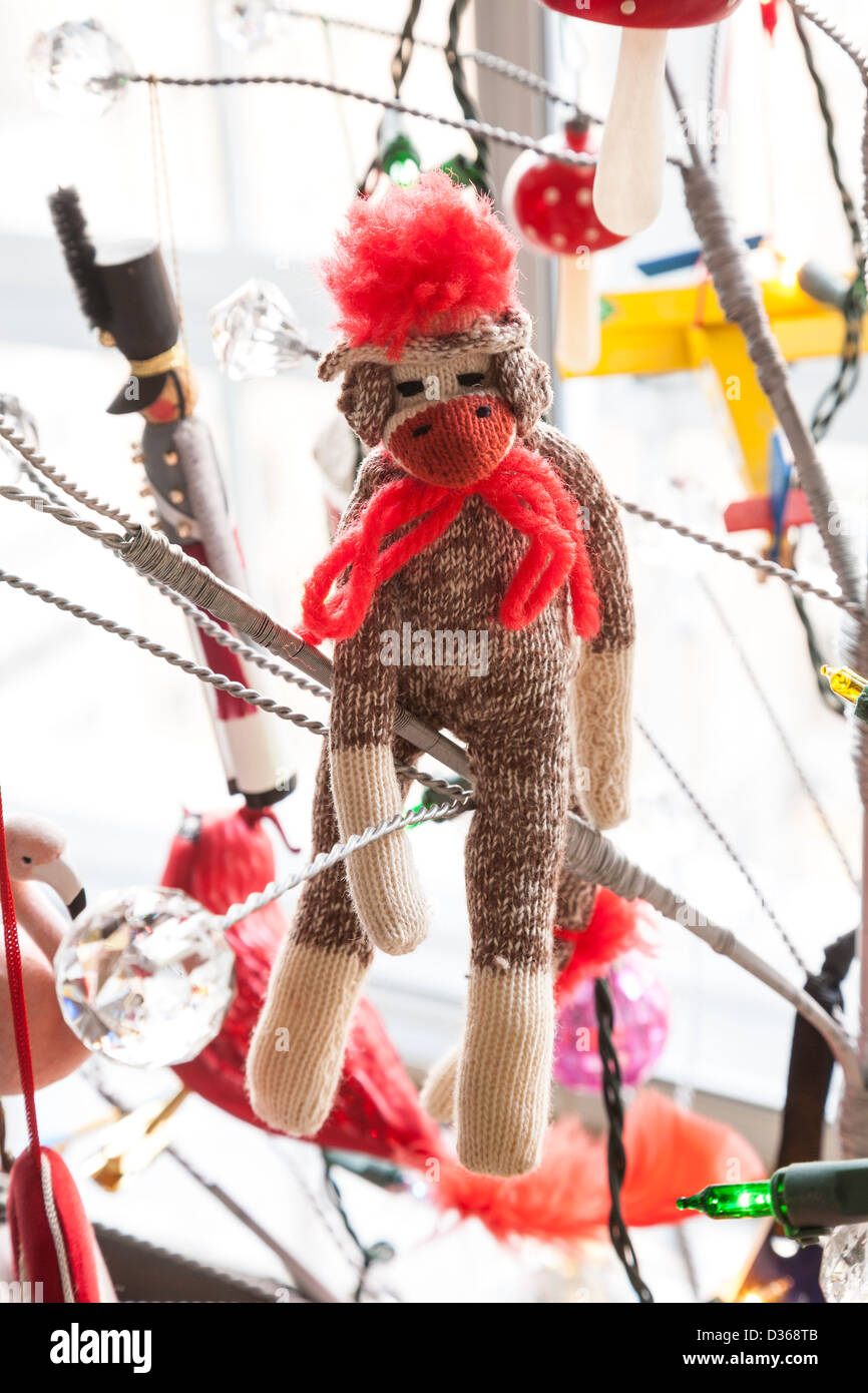 Christbaumschmuck auf moderner Weihnachtsbaum Stockfoto