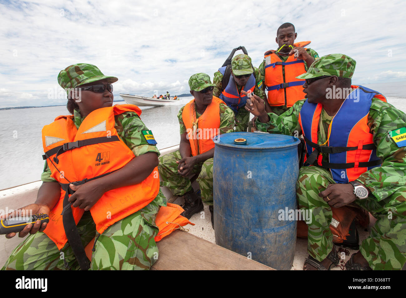LIBREVILLE, Gabun, 5. Oktober 2012: ein Team von Eco-Wachen aus der National Parks Agency Patrouillen des Flusses für die illegale Fischerei Stockfoto