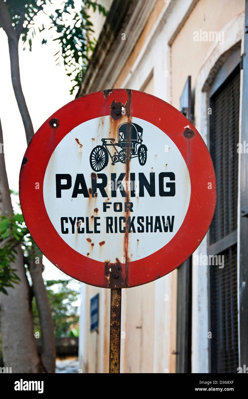 Verkehr keine Parkplätze für Zyklus Rickshaw Puducherry (Pondicherry) Indien Tamil Nadu zu unterzeichnen Stockfoto